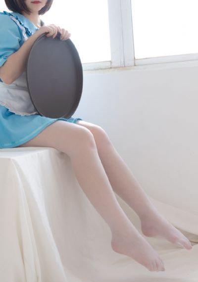 兄妹看电视时当着父母
